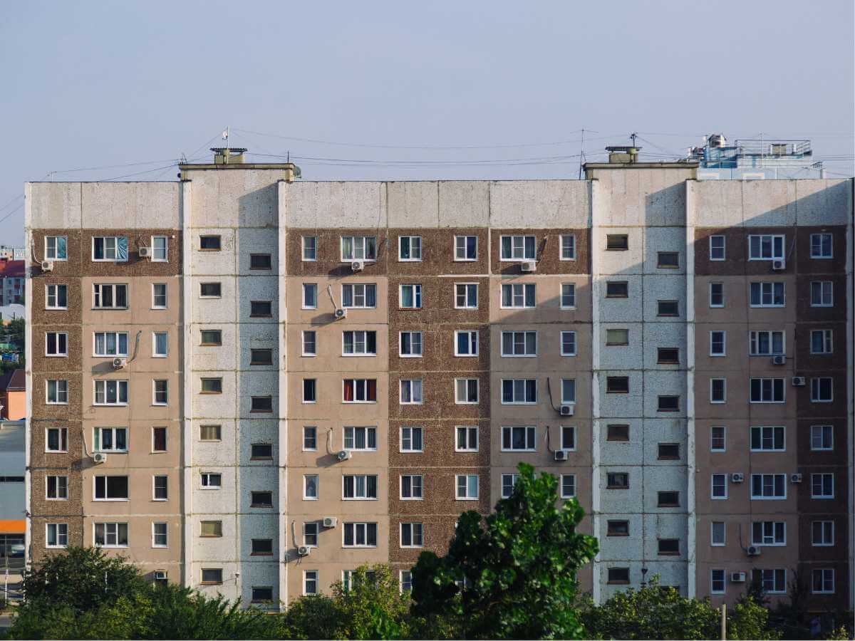 Read more about the article Blok z wielkiej płyty. Jak optycznie powiększyć salon i kuchnię w warszawskim mieszkaniu?